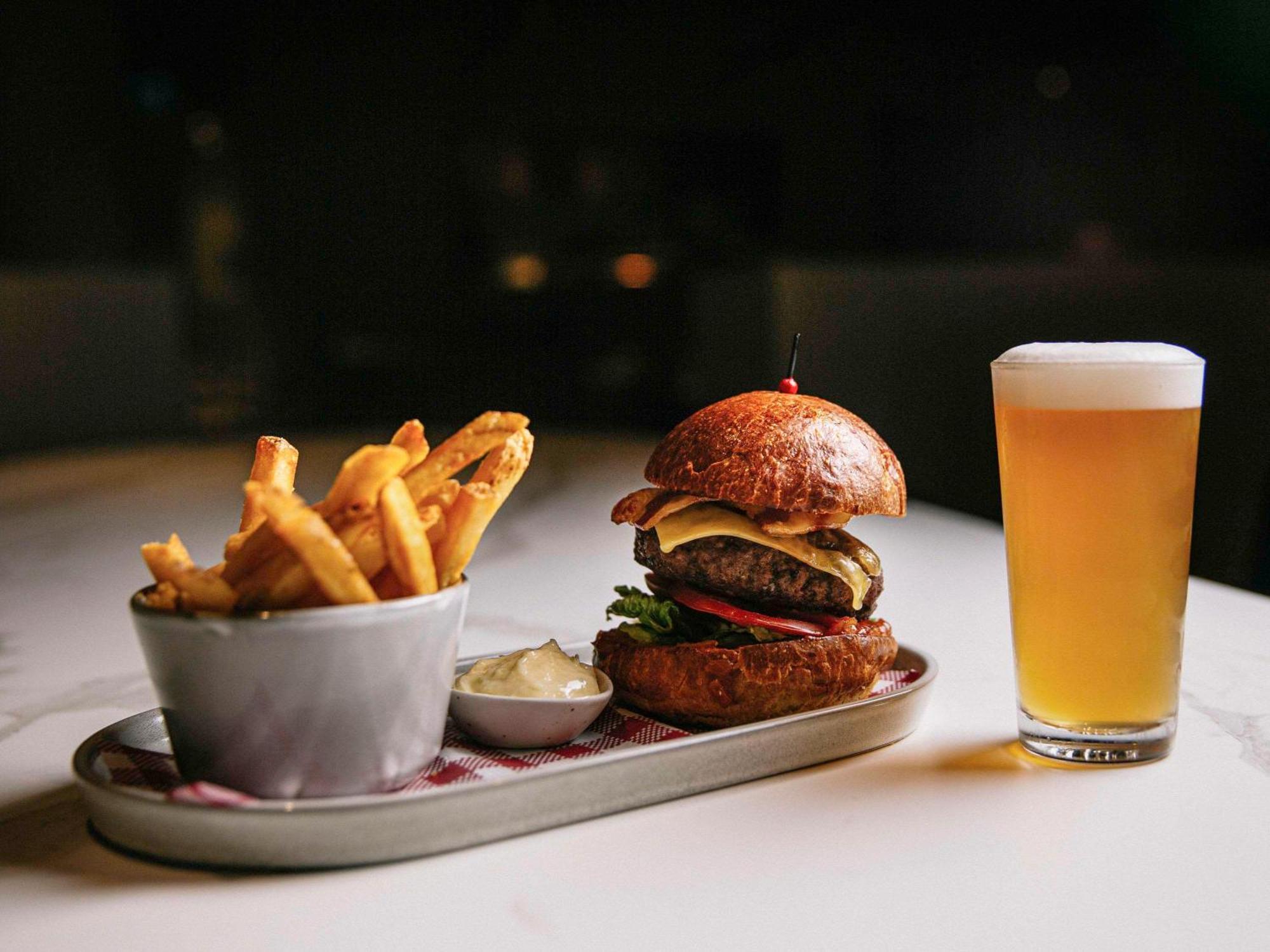Pullman Melbourne City Centre Buitenkant foto Burger and chips