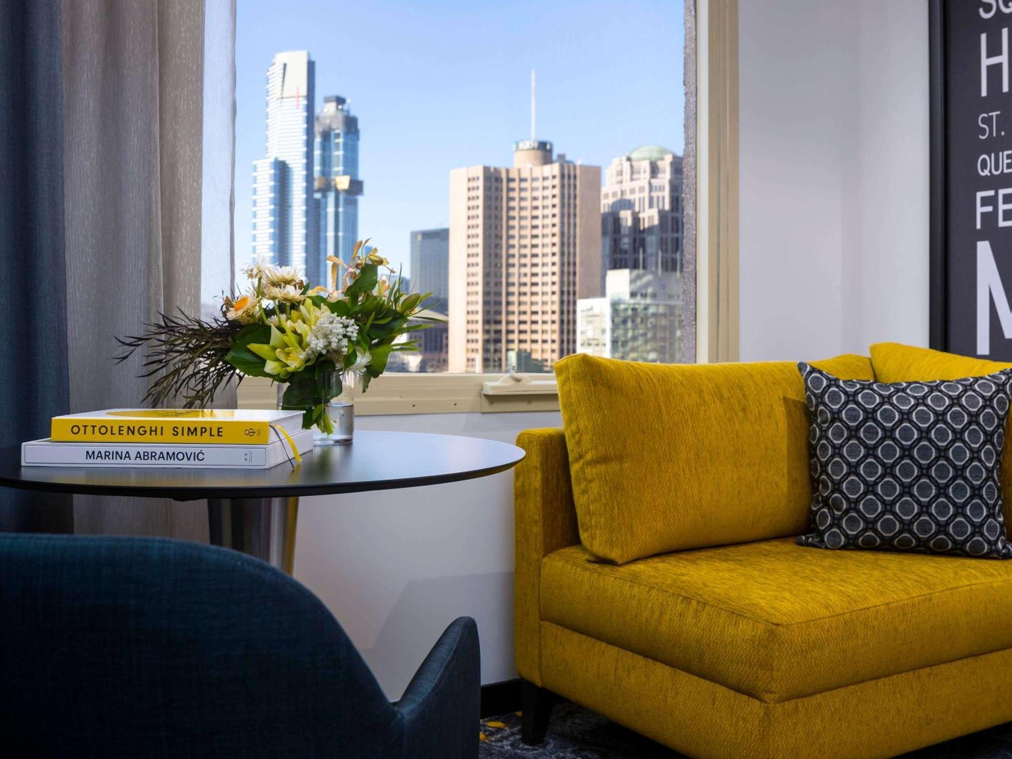 Pullman Melbourne City Centre Buitenkant foto A living room at the hotel