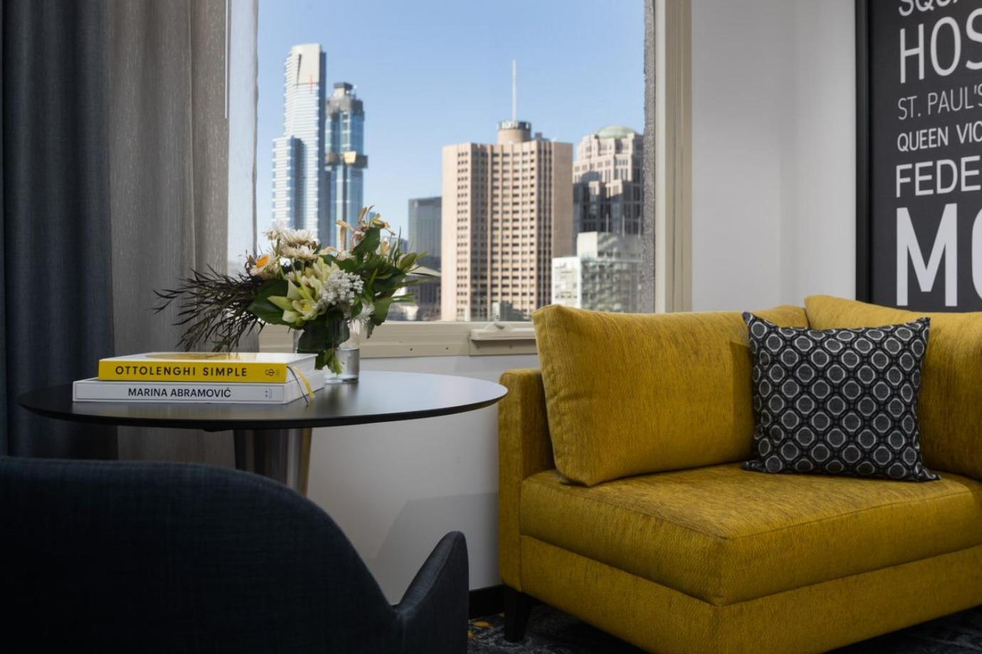 Pullman Melbourne City Centre Buitenkant foto A living room at the hotel