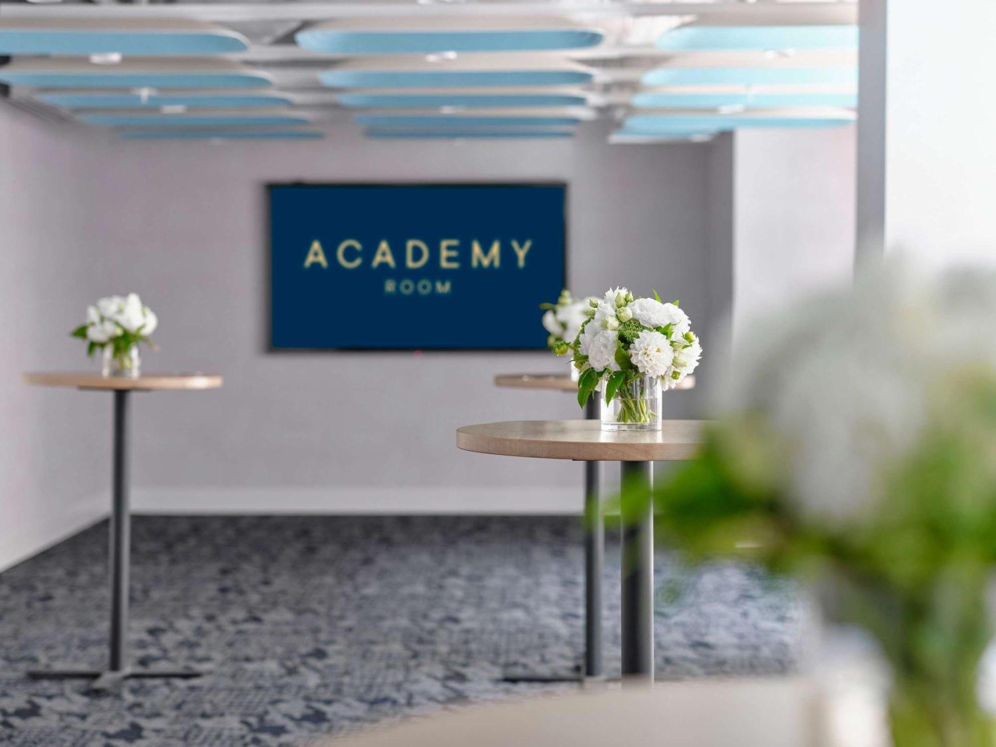 Pullman Melbourne City Centre Buitenkant foto Academy Room