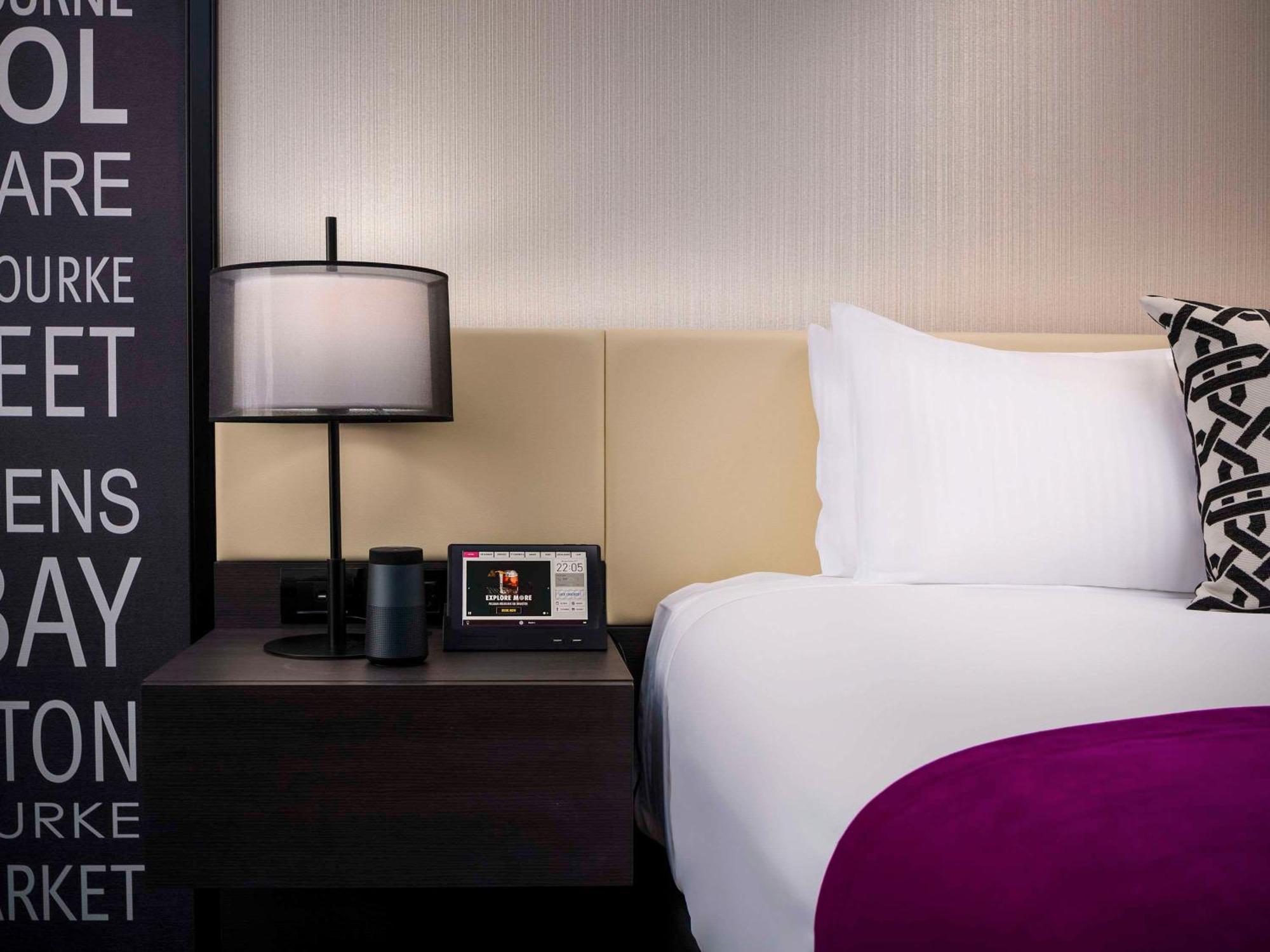 Pullman Melbourne City Centre Buitenkant foto A guest room at the Hotel George V