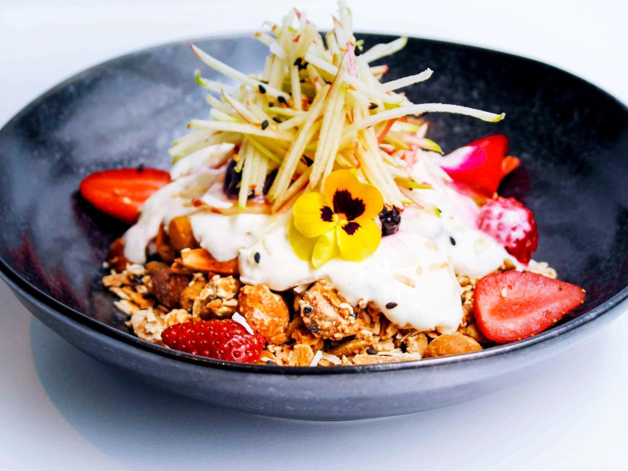 Pullman Melbourne City Centre Buitenkant foto Muesli with yoghurt and fruit