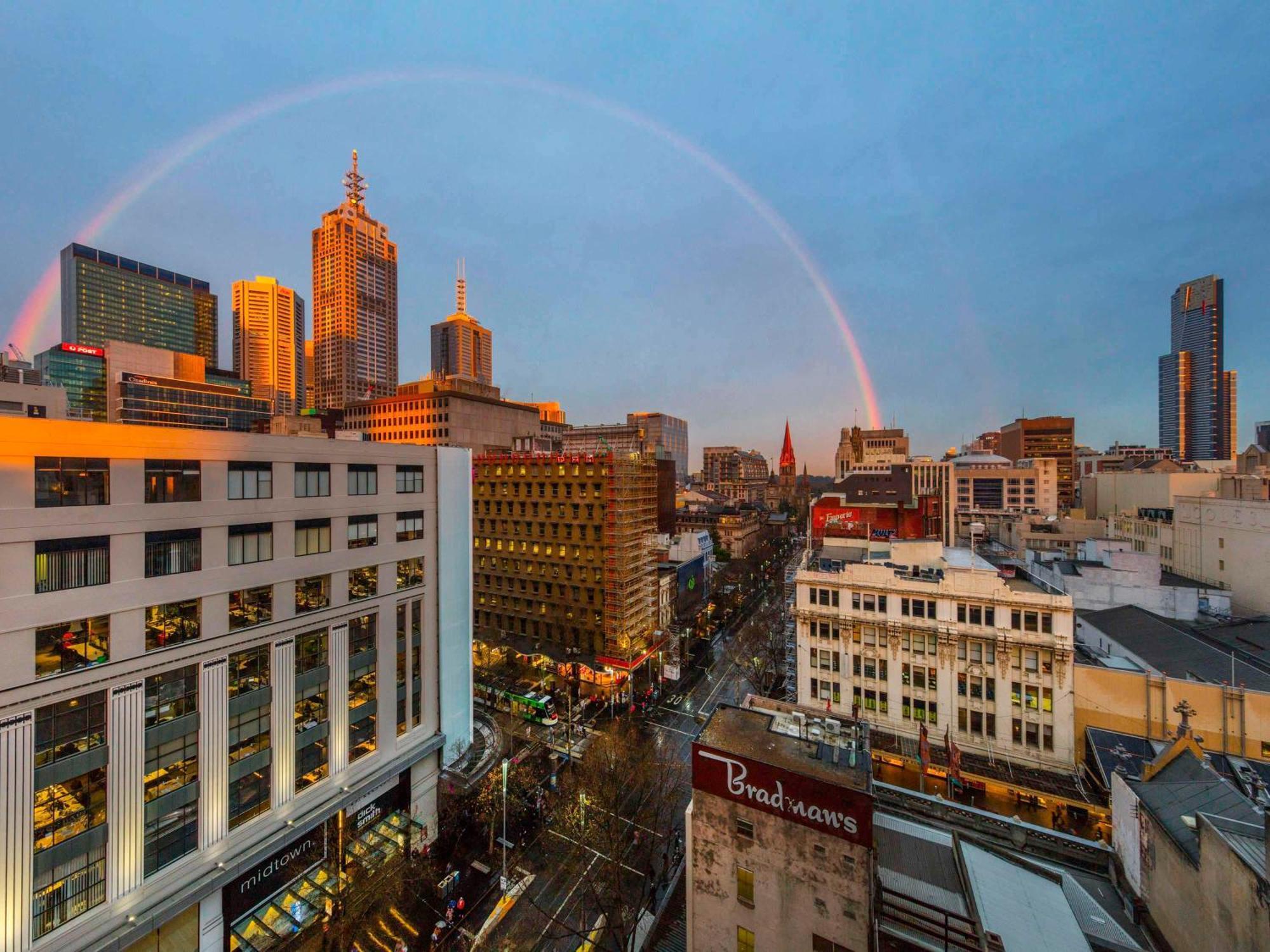 Pullman Melbourne City Centre Buitenkant foto A double rainbow over Melbourne, Australia