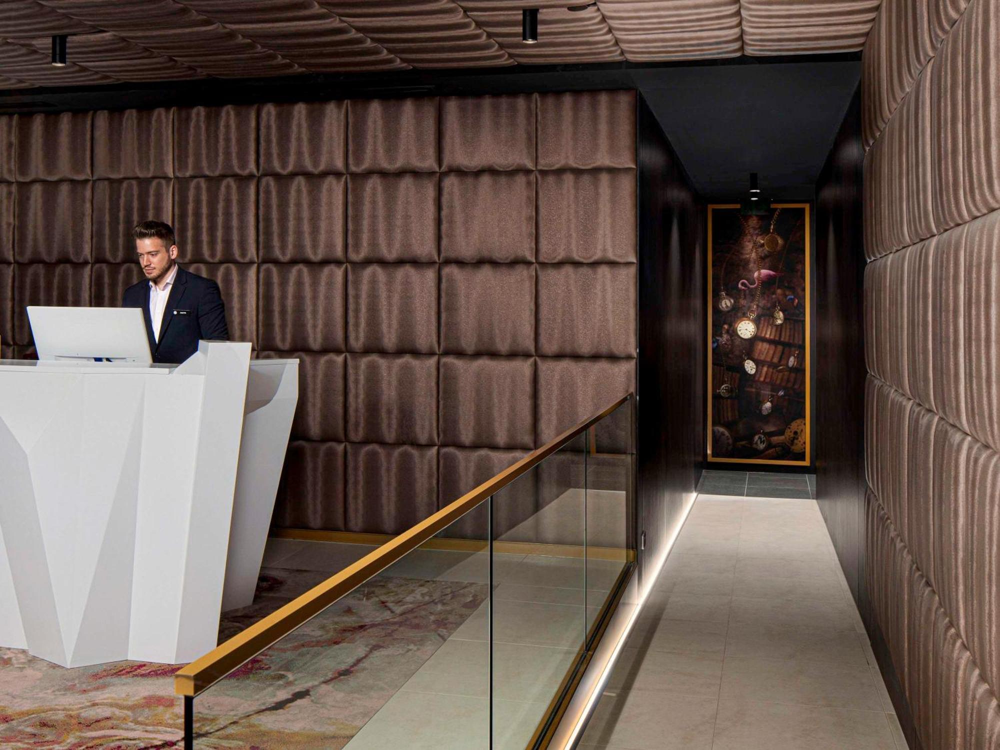Pullman Melbourne City Centre Buitenkant foto The entrance to the hotel's private elevator