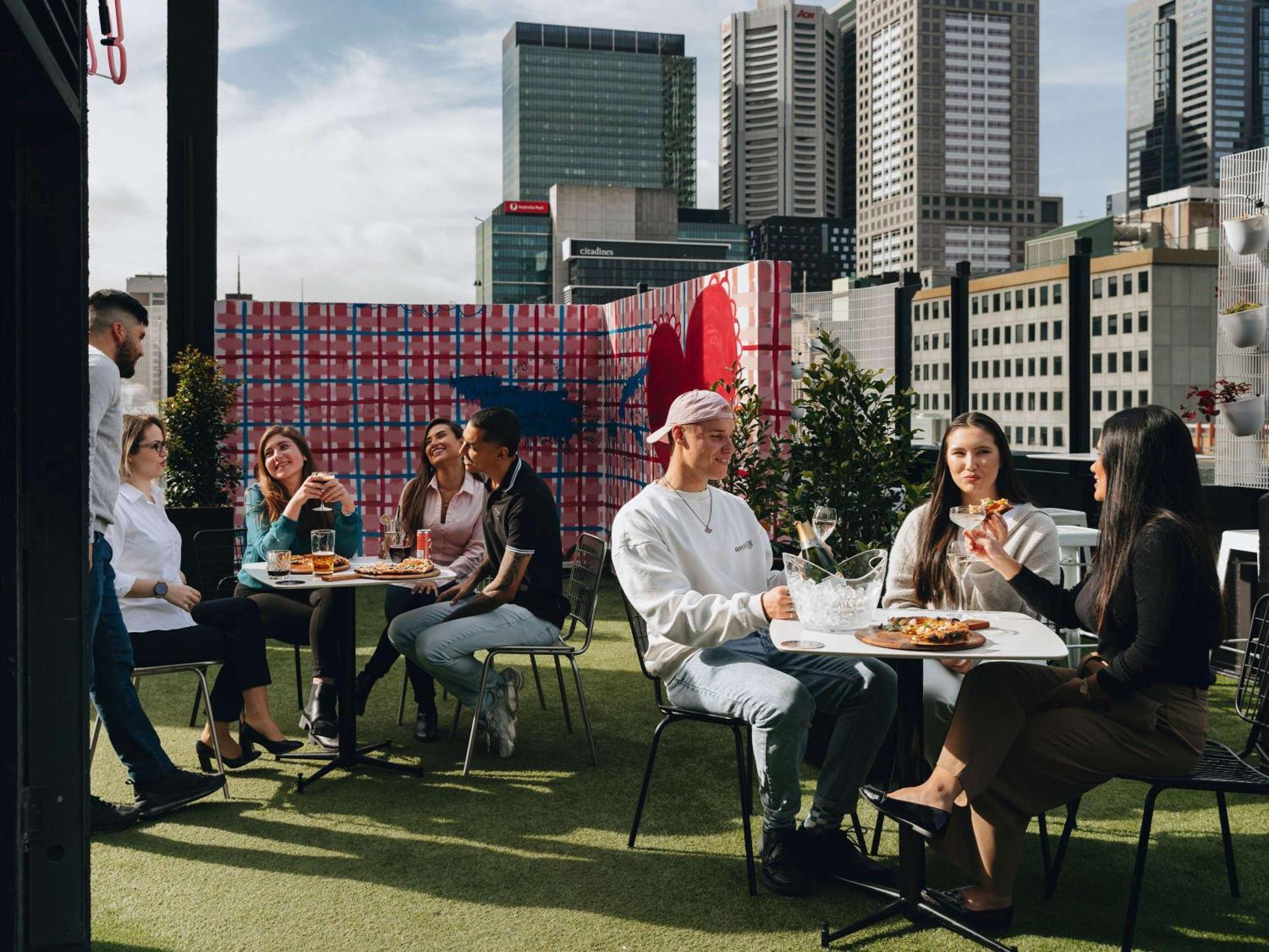 Pullman Melbourne City Centre Buitenkant foto Rooftop bar in Melbourne, Australia