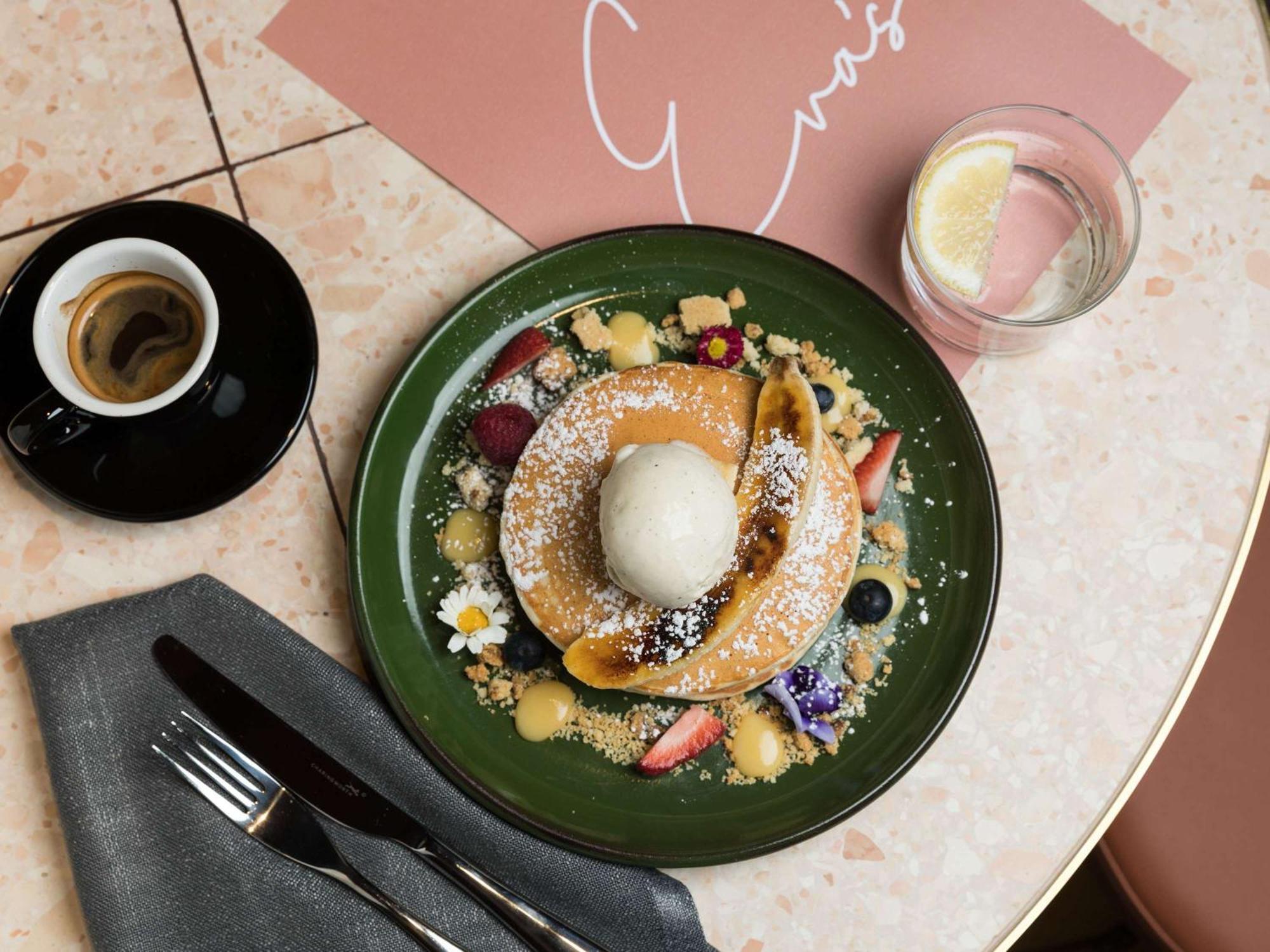 Pullman Melbourne City Centre Buitenkant foto A plate of pancakes