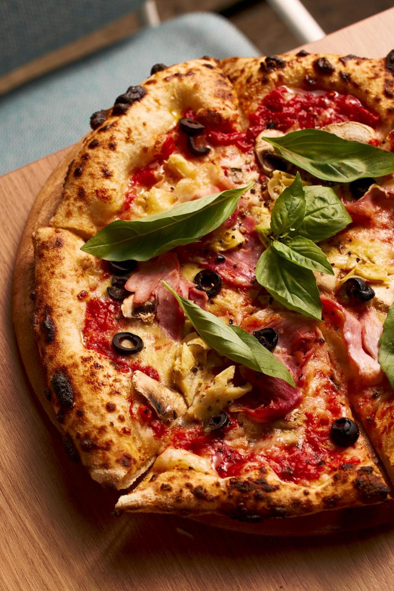 Pullman Melbourne City Centre Buitenkant foto A pizza with artichoke hearts