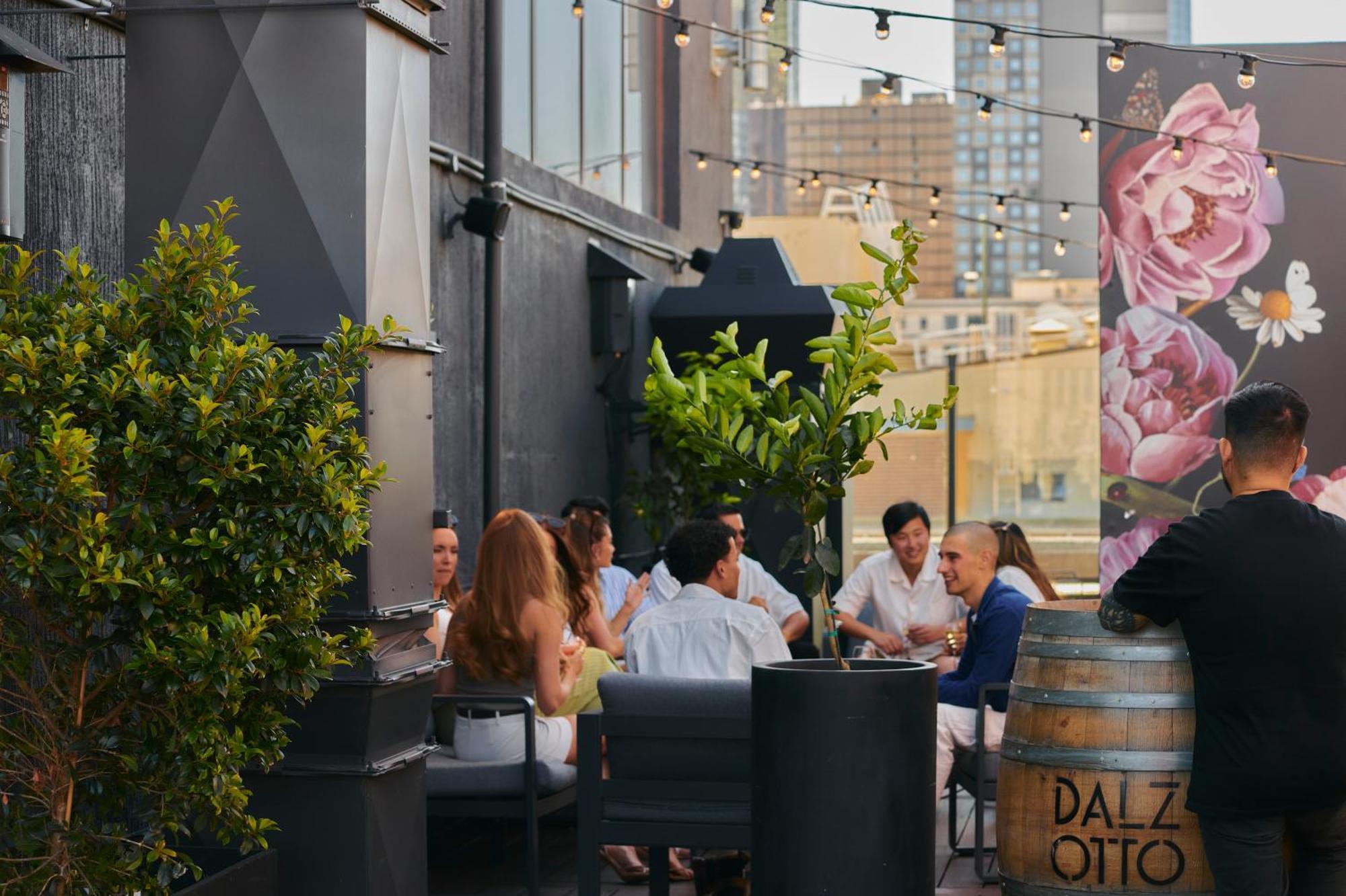 Pullman Melbourne City Centre Buitenkant foto The rooftop bar at the Hotel Indigo